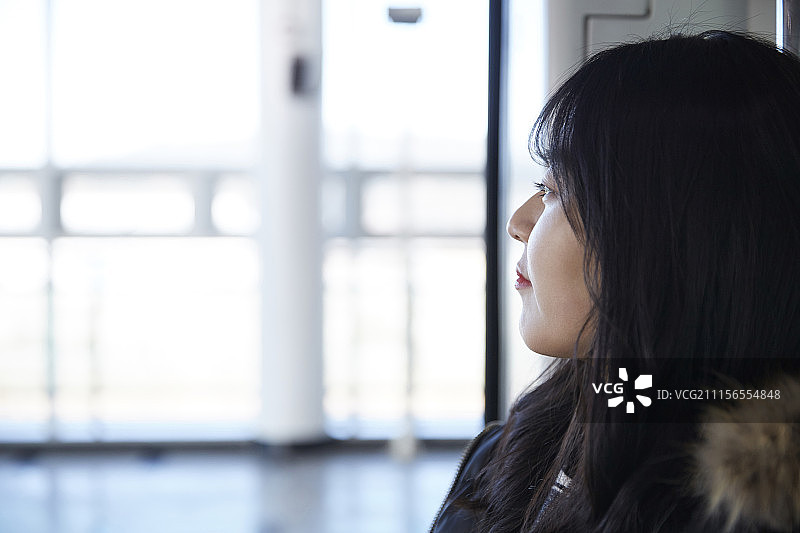 地铁观光大学生（男）与韩国人图片素材