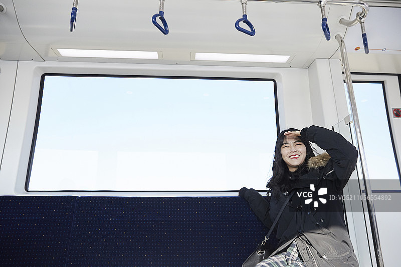 地铁观光大学生（男）与韩国人图片素材