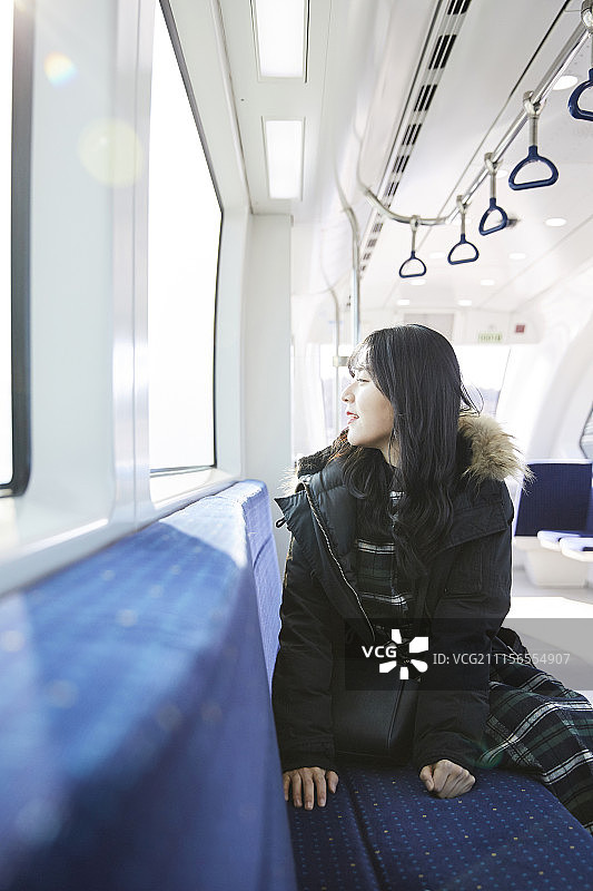 地铁观光大学生（男）与韩国人图片素材