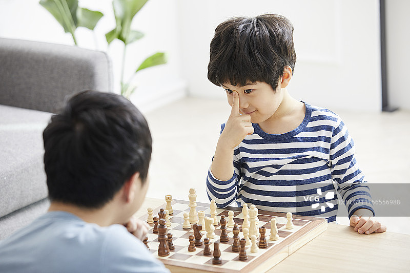 韩国父子下国际象棋图片素材