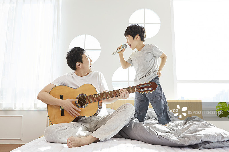 生活方式,卧室,父亲,儿子,韩国人图片素材