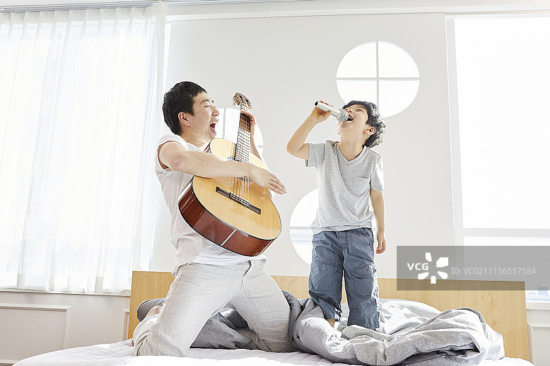 生活方式,卧室,父亲,儿子,韩国人图片素材