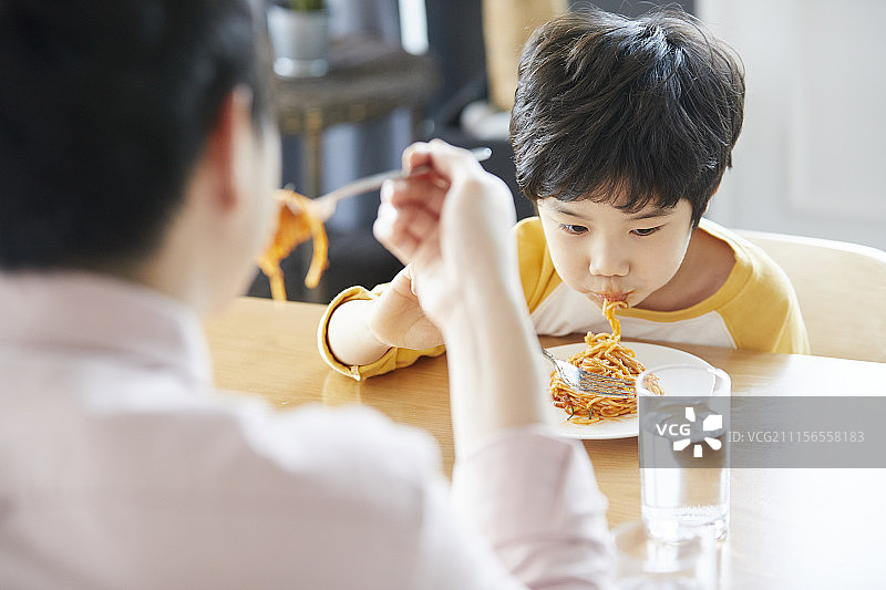 生活方式：食物，吃，父亲，儿子，韩国图片素材