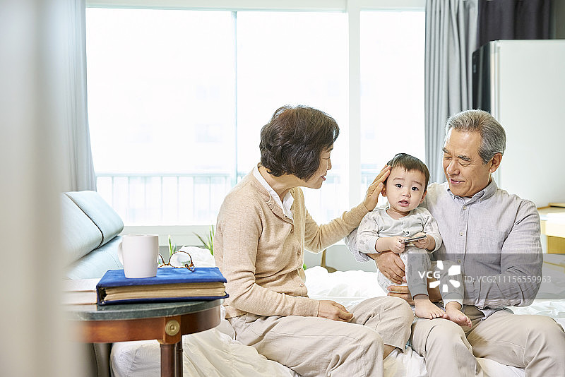 婴儿护理,祖父,祖母,孙子,韩国人图片素材