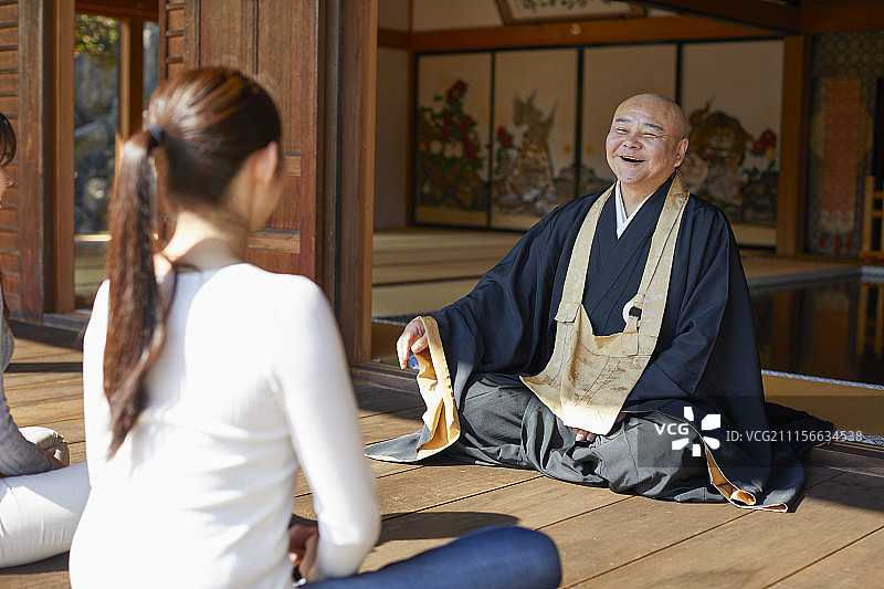 日本僧侣在寺庙向妇女布道图片素材