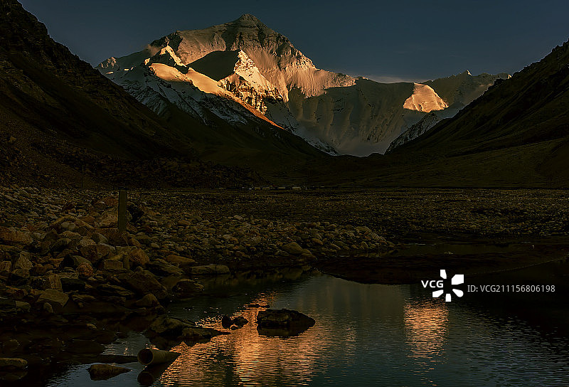 珠穆拉玛峰的日落光影图片素材