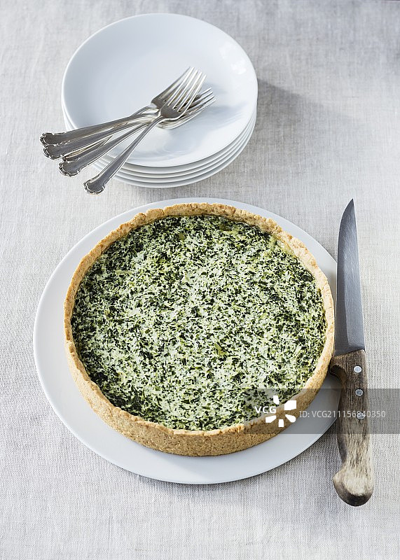 盘子里放着一份菠菜乳蛋饼和一把餐刀图片素材