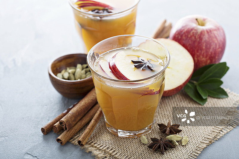 暖心苹果汁配八角和豆蔻图片素材