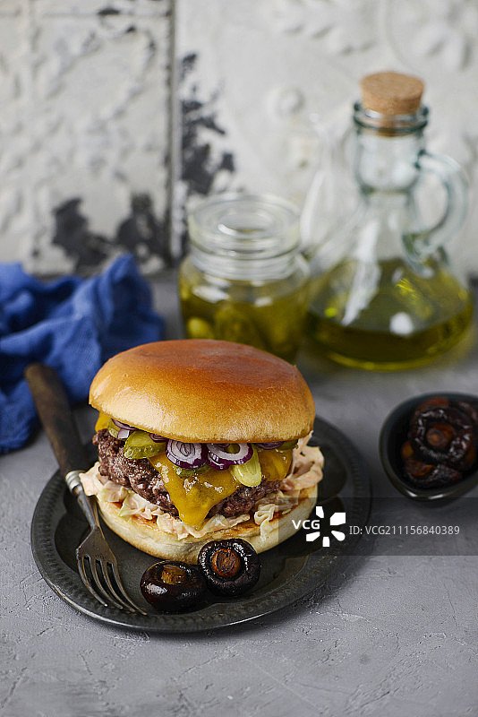 一份搭配凉拌卷心菜的汉堡图片素材