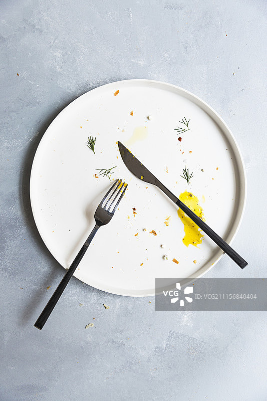 盘中吃剩的牛油果三文鱼羊角面包图片素材