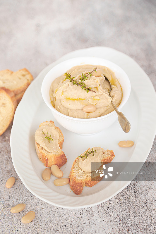 卡内利尼奶油豆配金枪鱼、柠檬和罗勒图片素材