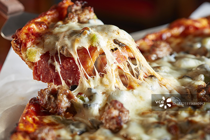 香肠奶酪披萨，已切片图片素材