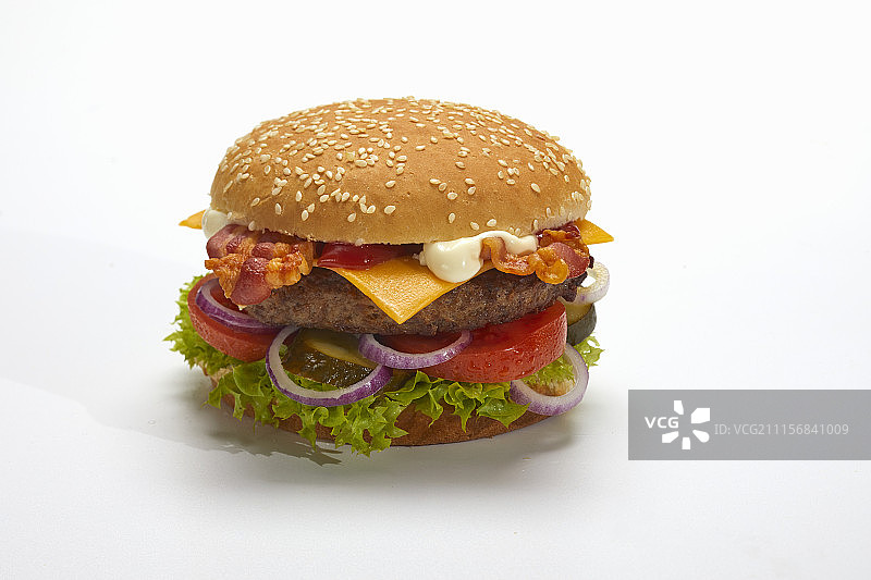 白色背景上的培根芝士汉堡图片素材