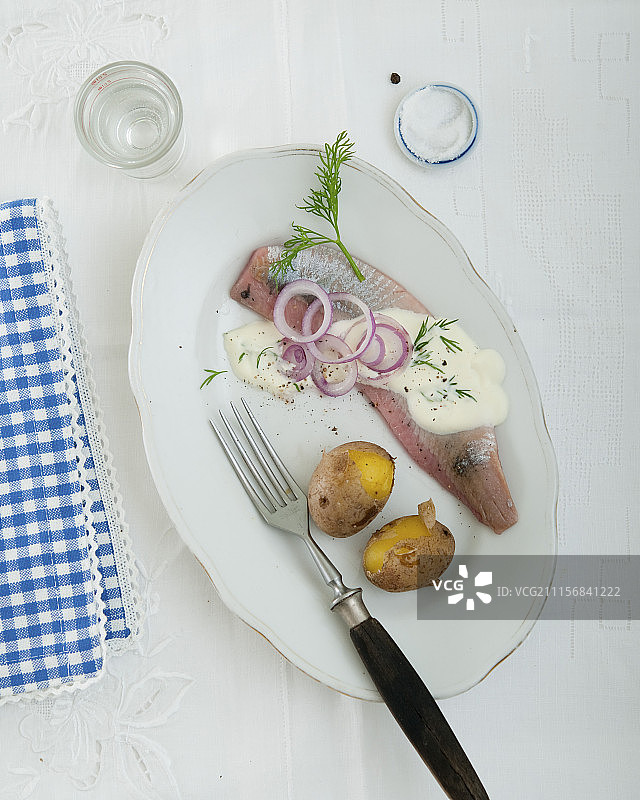 鲱鱼配部分去皮土豆、莳萝酱和洋葱圈图片素材