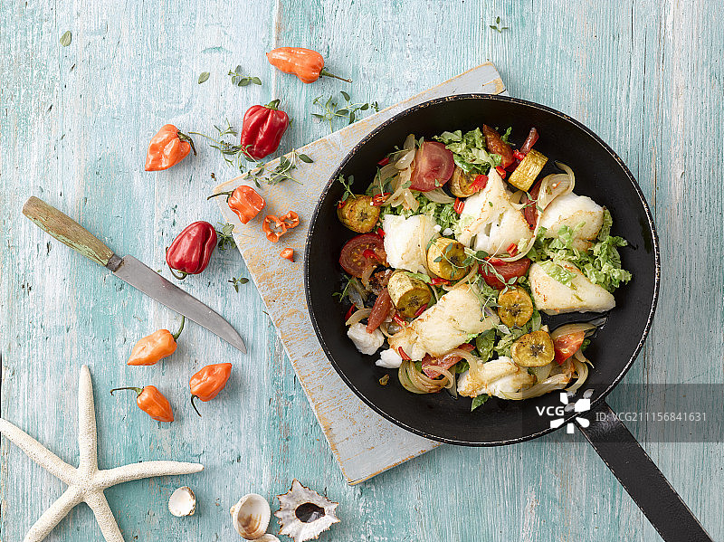 鳕鱼配香蕉、辣椒和番茄图片素材