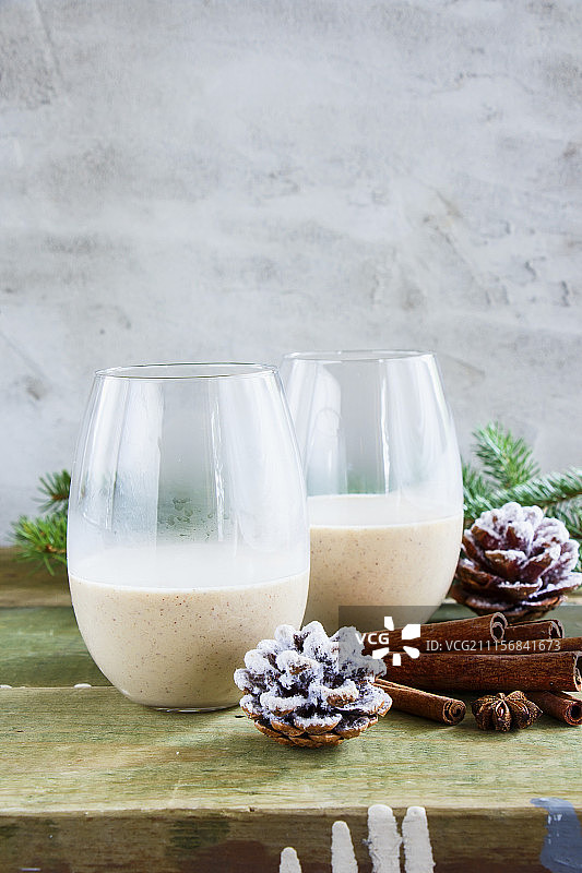 传统冬季蛋奶酒，配牛奶、朗姆酒和肉桂图片素材