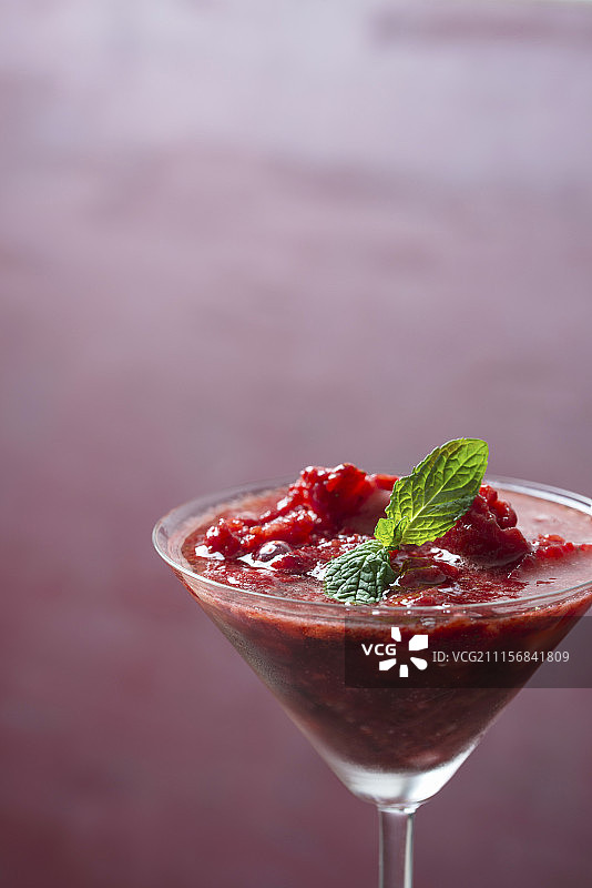 纯素草莓冰糕搭配薄荷和普罗塞克图片素材