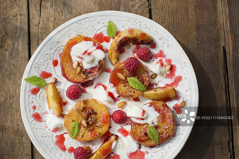 蜂蜜烤桃子和松子图片素材