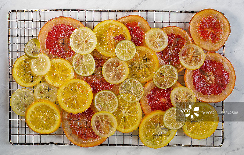 糖浆柑橘水果切片滴水盘俯视图图片素材