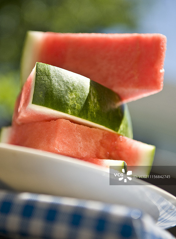 堆叠在盘子里的西瓜块图片素材