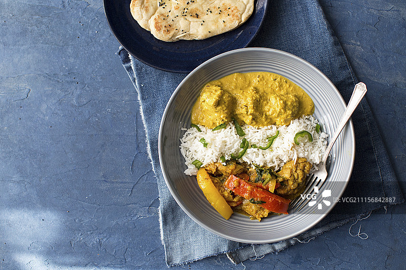 印度咖喱鸡块和鸡肉饭图片素材