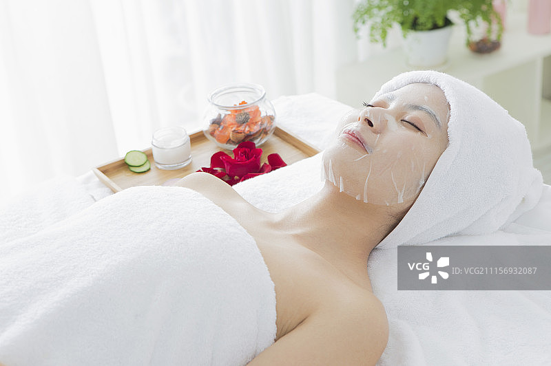 年轻女人在敷面膜图片素材