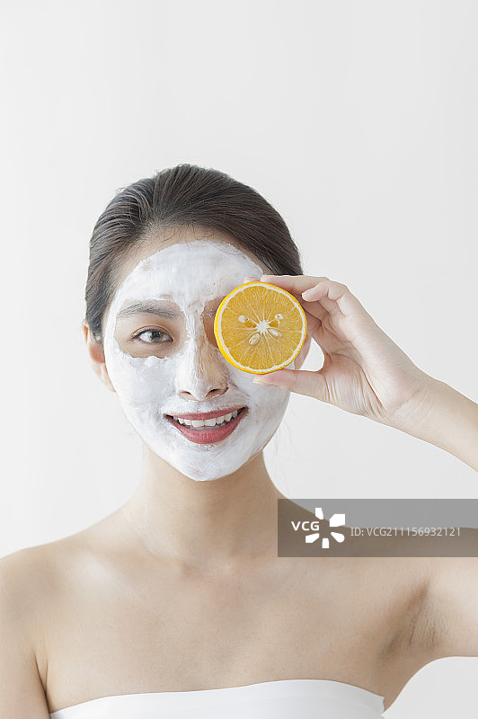 年轻女人在敷泥状面膜图片素材