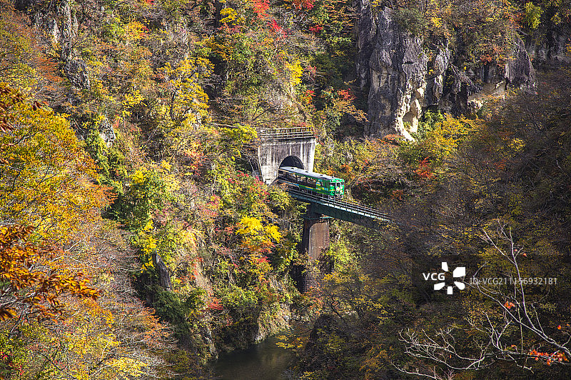 日本鸣子峡峡谷与火车图片素材