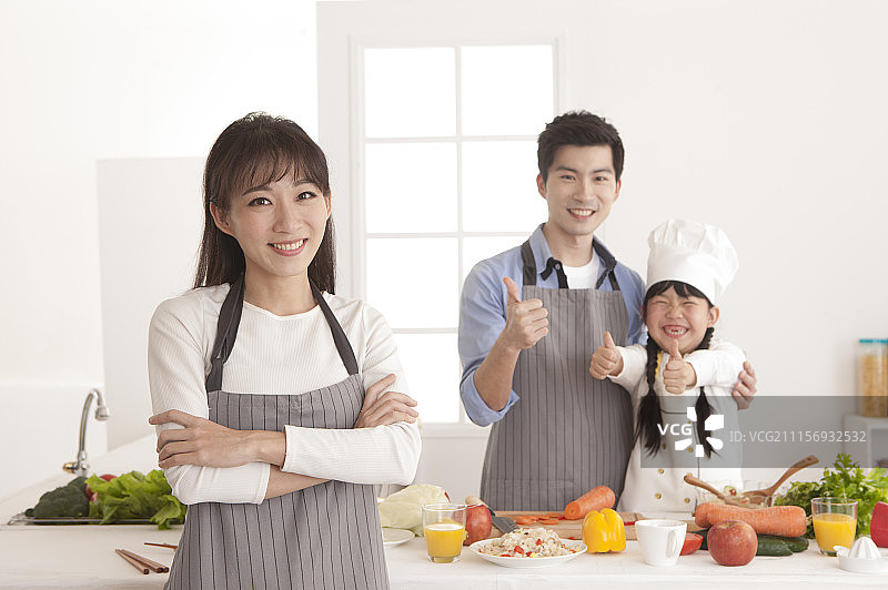 爸爸和女儿赞赏妈妈图片素材