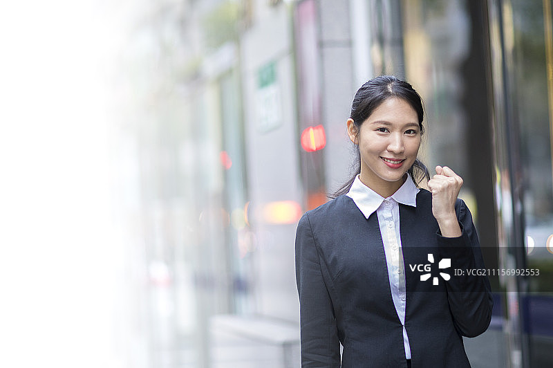 办公女性替自己加油打气图片素材