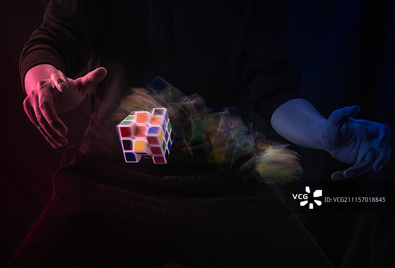 旋转魔方的手图片素材