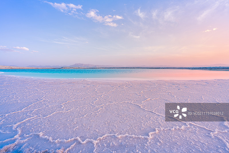 美丽的沙漠盐湖日落图片素材