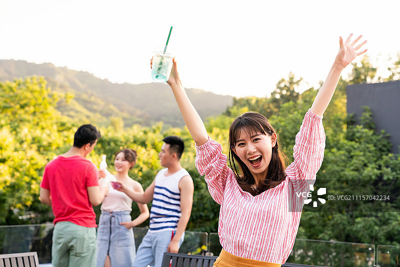 年轻朋友聚会喝啤酒图片素材