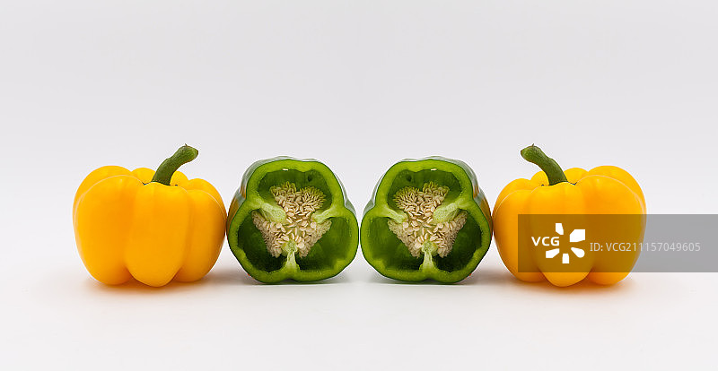 白色背景下的青椒图片素材