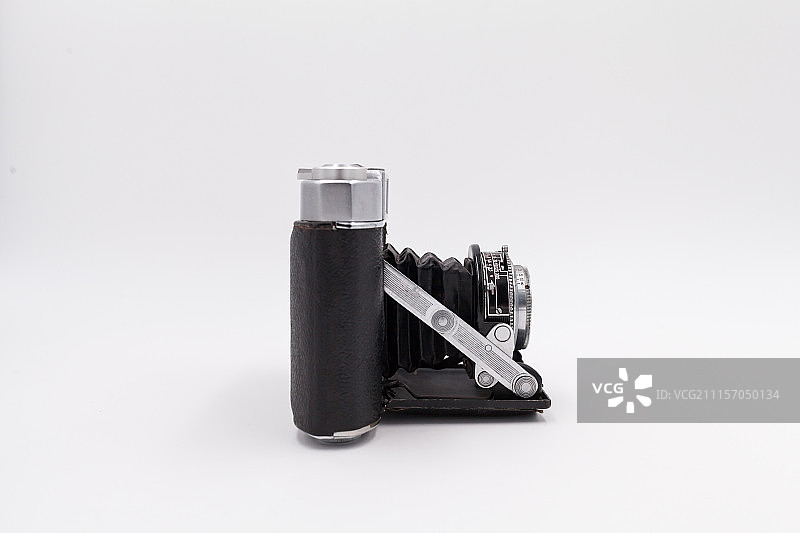 影棚拍摄白色背景的老相机图片素材