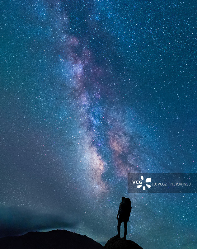 星空下的背包旅行者图片素材