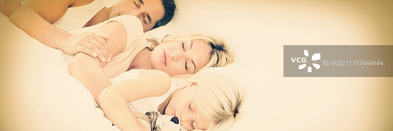 家人一起睡觉图片素材