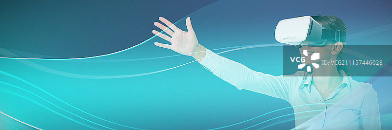 使用虚拟现实头显的女性高管合成图像图片素材
