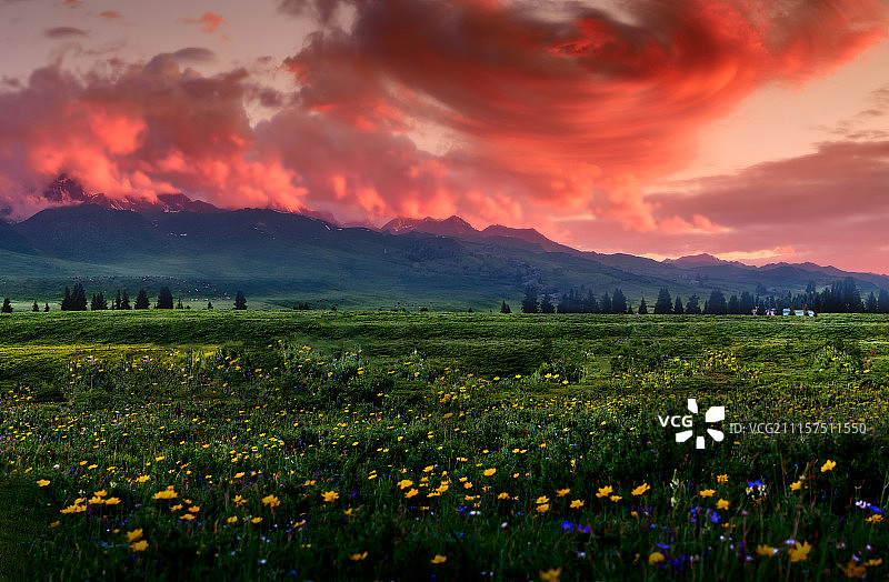 新疆那拉提草原火烧云图片素材