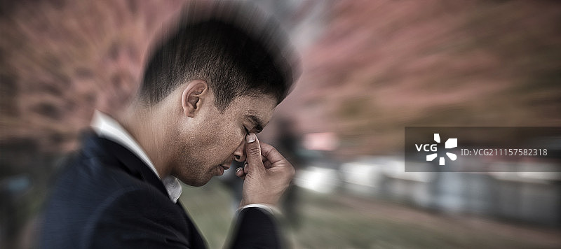 头痛的商人手扶头的侧面合成图像图片素材