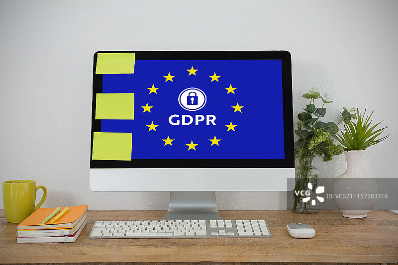 桌面电脑上空白便签的合成图像图片素材