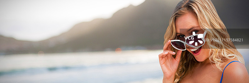 戴太阳镜的年轻女人肖像合成图图片素材