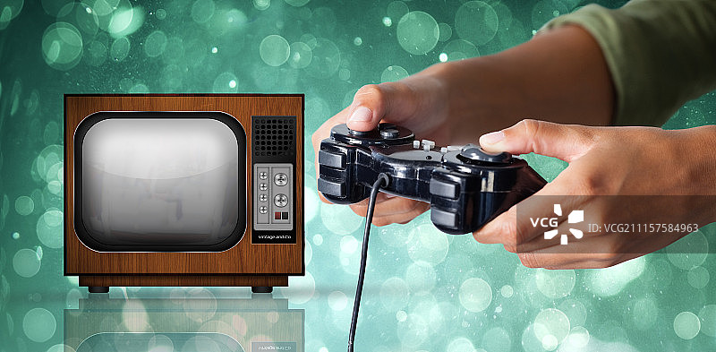 在白色背景下玩电子游戏的女人合成图图片素材