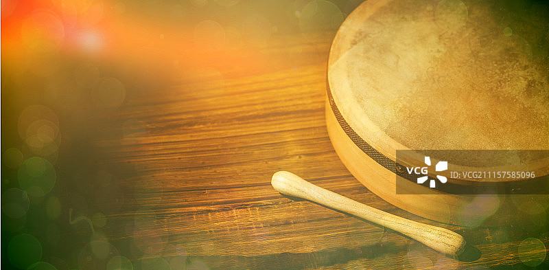 带棒的木制宝思兰鼓的局部照片图片素材