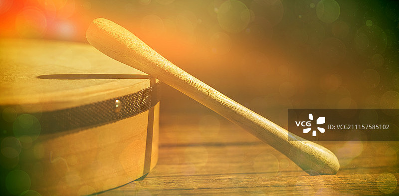 带棒的木制宝思兰鼓的局部照片图片素材