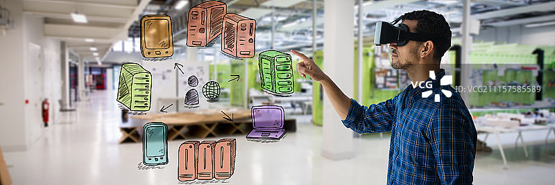 商人看虚拟现实模拟器时做手势的侧视图合成图像图片素材