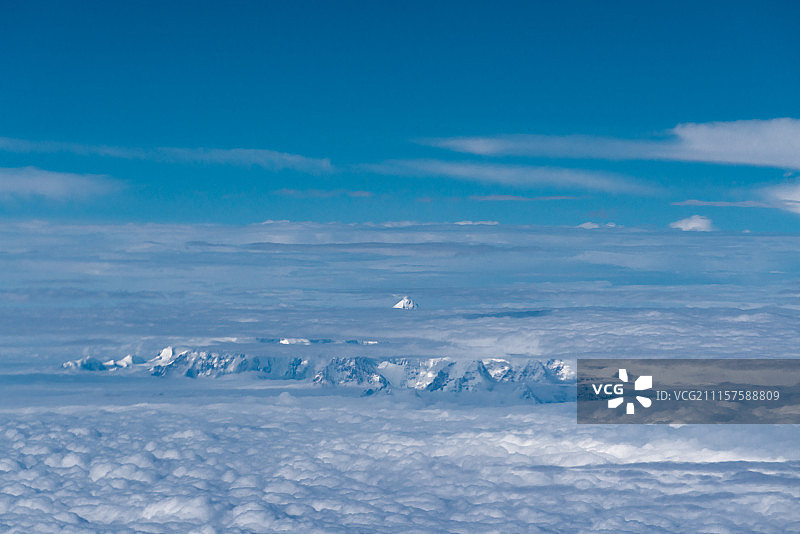 在高空眺望贡嘎雪山图片素材