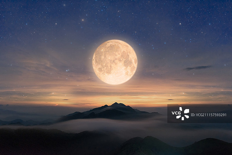 月光下的山脉图片素材