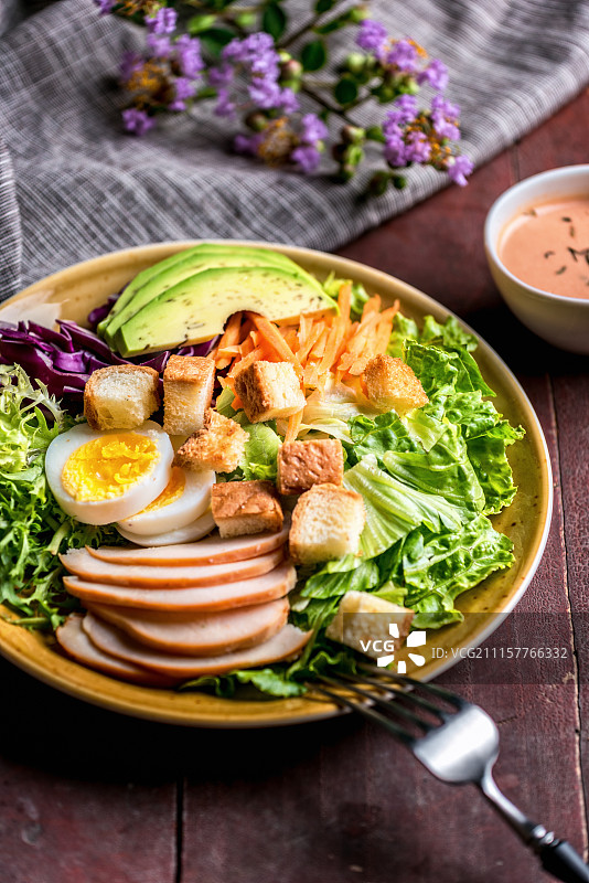 牛油果蔬菜熏鸡肉色拉图片素材