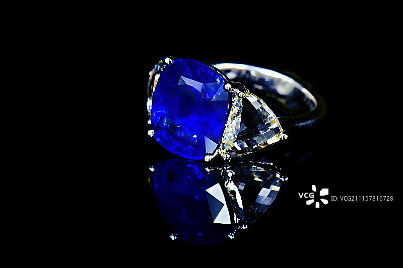 蓝宝石戒指图片素材